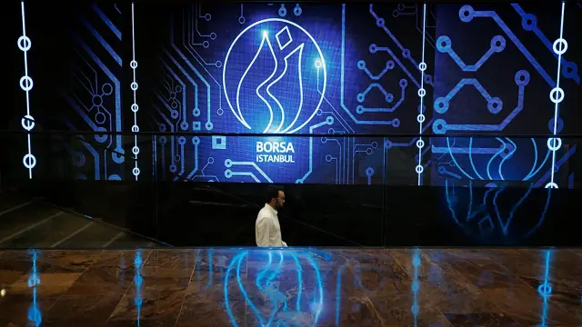 ARŞİV - Bir adam, İstanbul&#039;daki Borsa İstanbul (BIST) binasında yürüyor, 13 Haziran 2018.