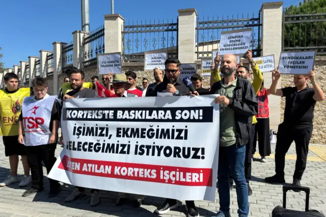 İşten atılan Korteks işçileri fabrika önünde eylem yaptı - Evrensel