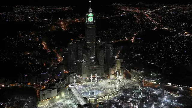 ARŞİV: Mekke&#039;de yüz binlerce Müslüman Mescid-i Haram&#039;da Kâbe&#039;yi tavaf ederken, Ebrac el-Beyt Kuleleri&#039;nin dört yüzlü saati görünüyor.