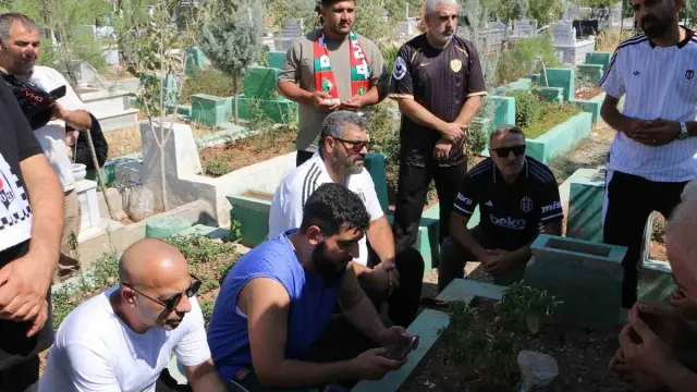 Amed Sportif Faaliyetler ve Beşiktaş taraftar gruplarından maç öncesi Rojin Kabaiş’in mezarına ziyaret - DİYARBAKIR