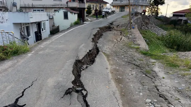 Yol ikiye ayrılarak &#231;&#246;kt&#252;! Felaketin ortasında saatler s&#252;ren n&#246;bet, heyelan mahalleyi harabeye &#231;evirdi