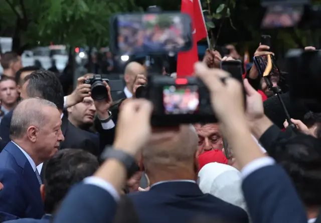 Cumhurbaşkanı Erdoğan&#39;a T&#252;rkevi&#39;nde coşkulu karşılama! ABD&#39;deki ilk a&#231;ıklamasını yaptı