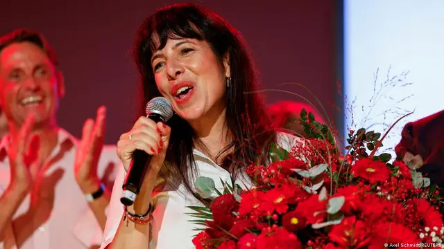 Sol Partili Elif Eralp Berlin&#x27;de elinde çiçeklerle zafer konuşması yaparken