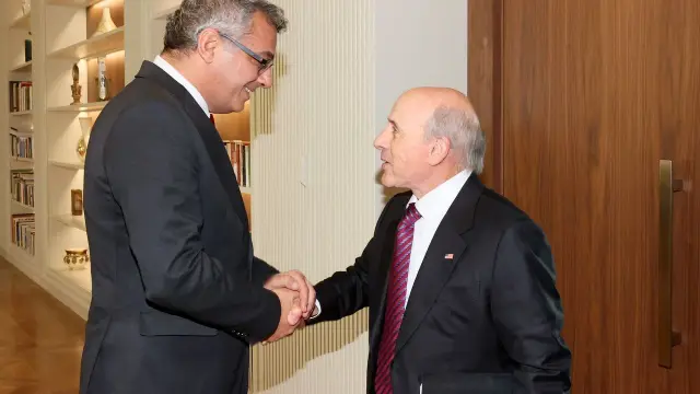Erhürman meets with US Ambassador Breslow