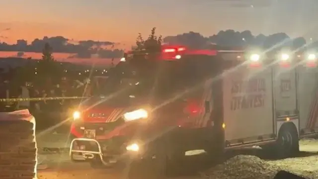 Büyükçekmece&#039;de Toprak Kayması: Göçük Altında Kalanlar Var