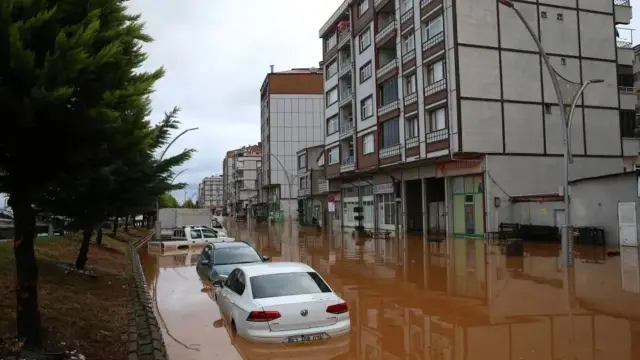 Rize ve Trabzon&#039;u sel ve heyelan vurdu