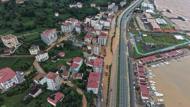 Gece boyu sürdü, sabah manzara ortaya çıktı. Rize&#039;de yollar göle döndü